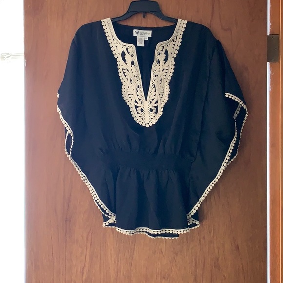 Papillon Blanc Tops - Adorable cape sleeved Top NWOT